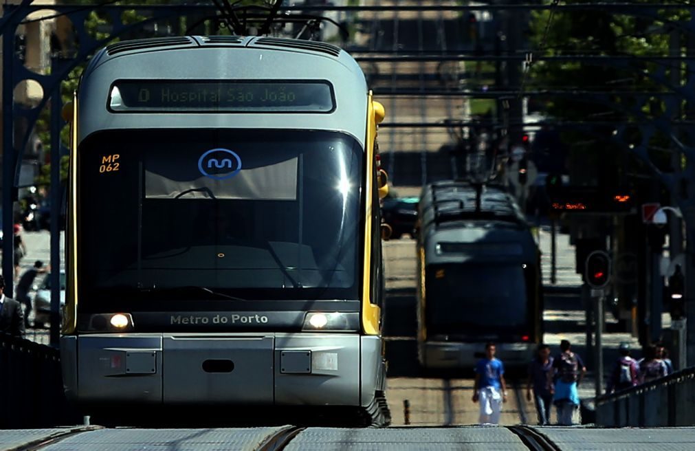 ALERTA | Colisão entre Metro do Porto e veículo ligeiro faz uma vítima