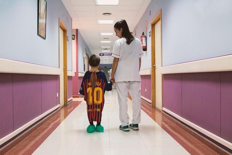 Hospitais transformam camisolas de futebol em batas para crianças doentes