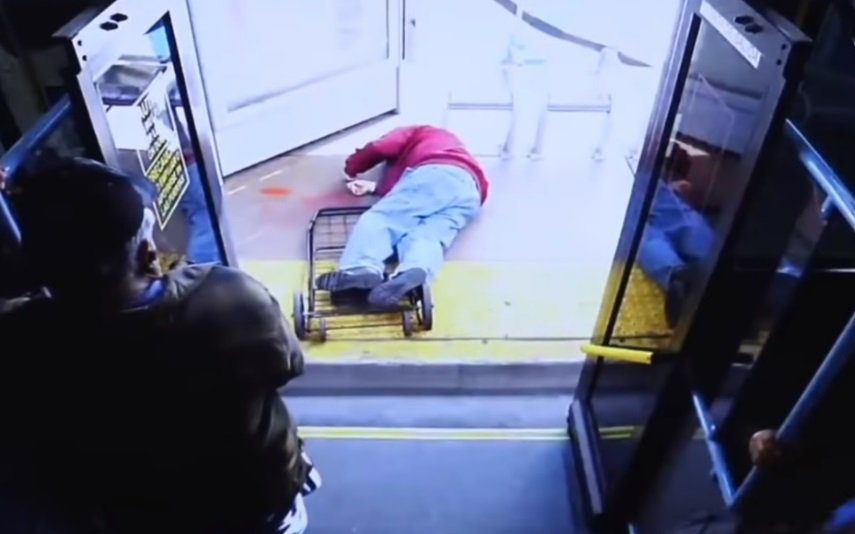 Jovem empurra idoso do autocarro e provoca-lhe a morte [VÍDEO] Os pormenores do caso