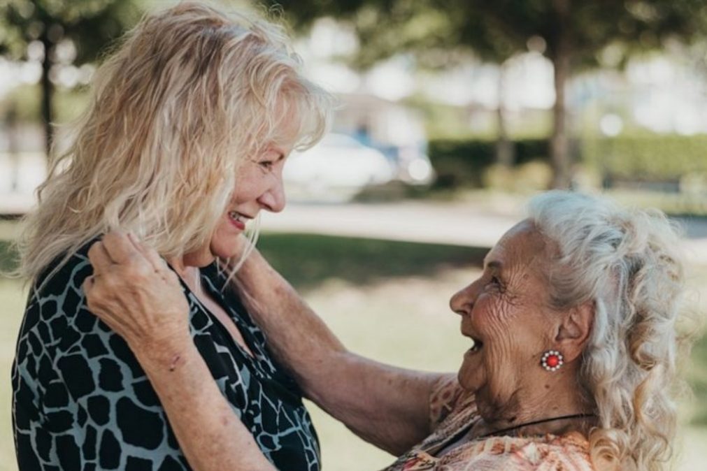 Mãe de 90 anos reencontra filha que deu para adoção há 70 [vídeo]