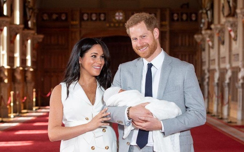 Os 5 factos escondidos na certidão de nascimento do bebé de Meghan e Harry