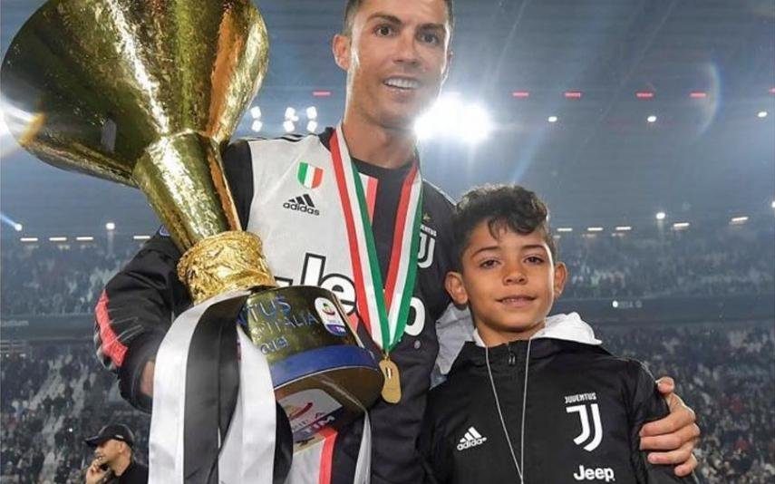 Cristiano Ronaldo Descuida-se e dá com troféu na cabeça de Cristianinho (vídeo)