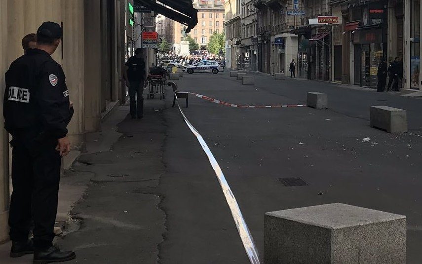 Explosão em Lyon Emmanuel Macron suspeita de «ataque» à nação francesa