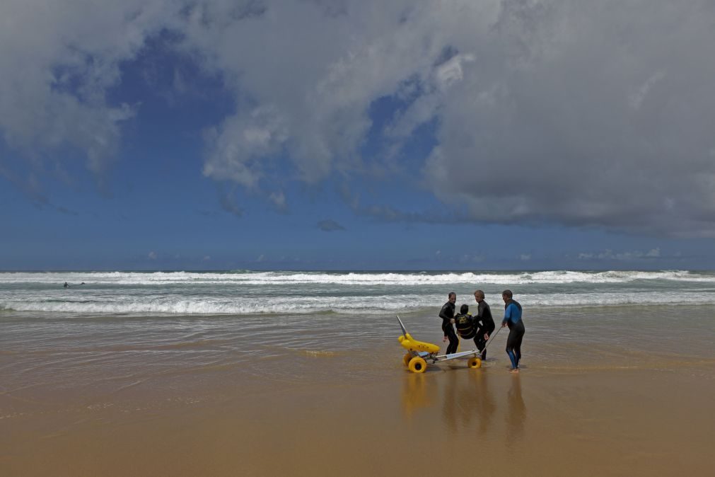 Portuguesa cega conquista medalha de ouro no europeu de surf aos 14 anos