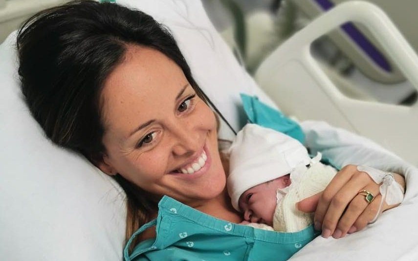 Irmã de Carolina Patrocínio exibe barriga lisa 2 meses após o parto