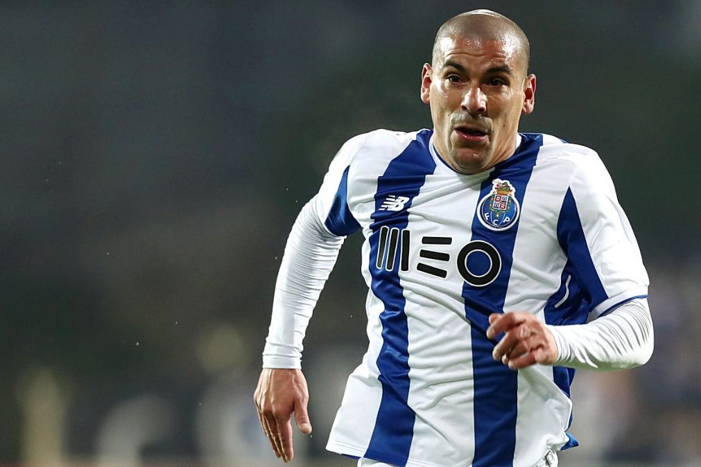 Maxi Pereira desmente saída do FC Porto [vídeo]