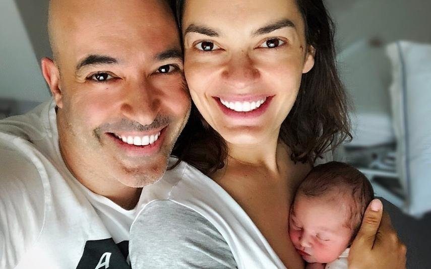 Melânia Gomes mostra a primeira foto com a filha e marido