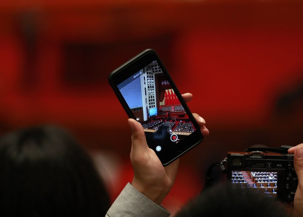Governo proíbe telemóveis em reuniões para evitar fugas de informação