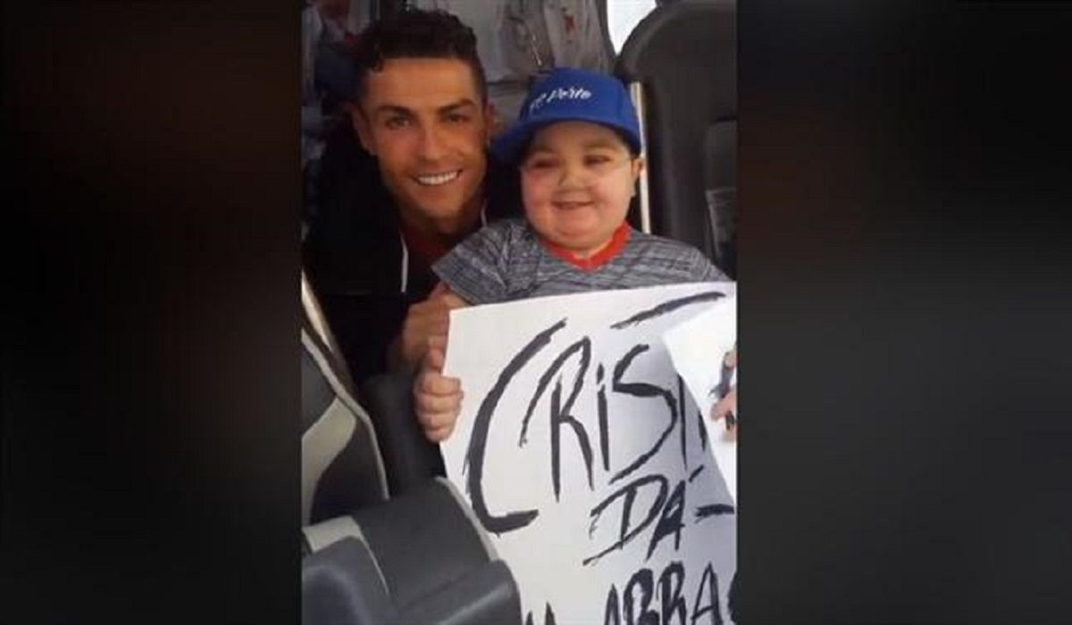 A história de Eduardo, o menino que fez Cristiano Ronaldo parar o autocarro da Seleção [vídeo]