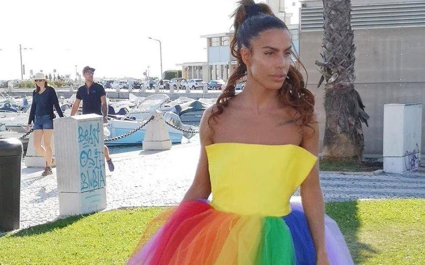 Carlos Costa Deslumbra com vestido de 50 metros de tulle e 7 cores diferentes