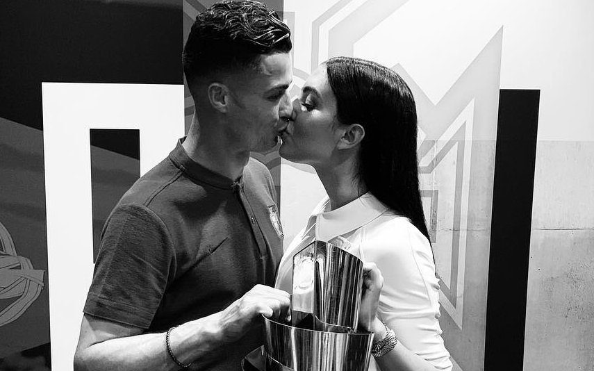 O beijo apaixonado de Georgina Rodriguez e Cristiano Ronaldo