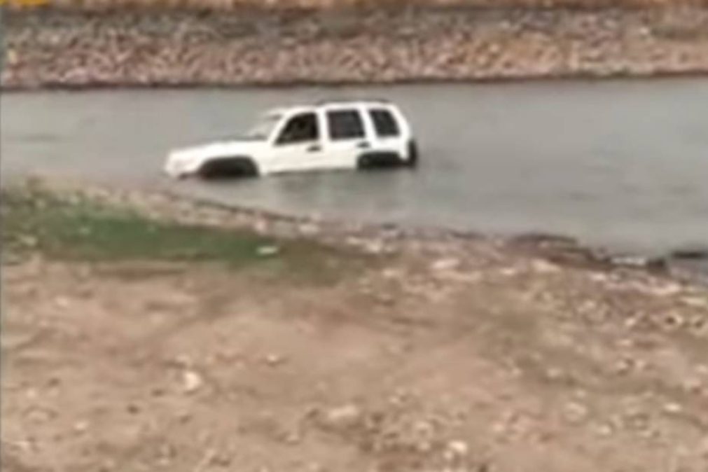 Carro afunda-se num lago com família no interior [vídeo]