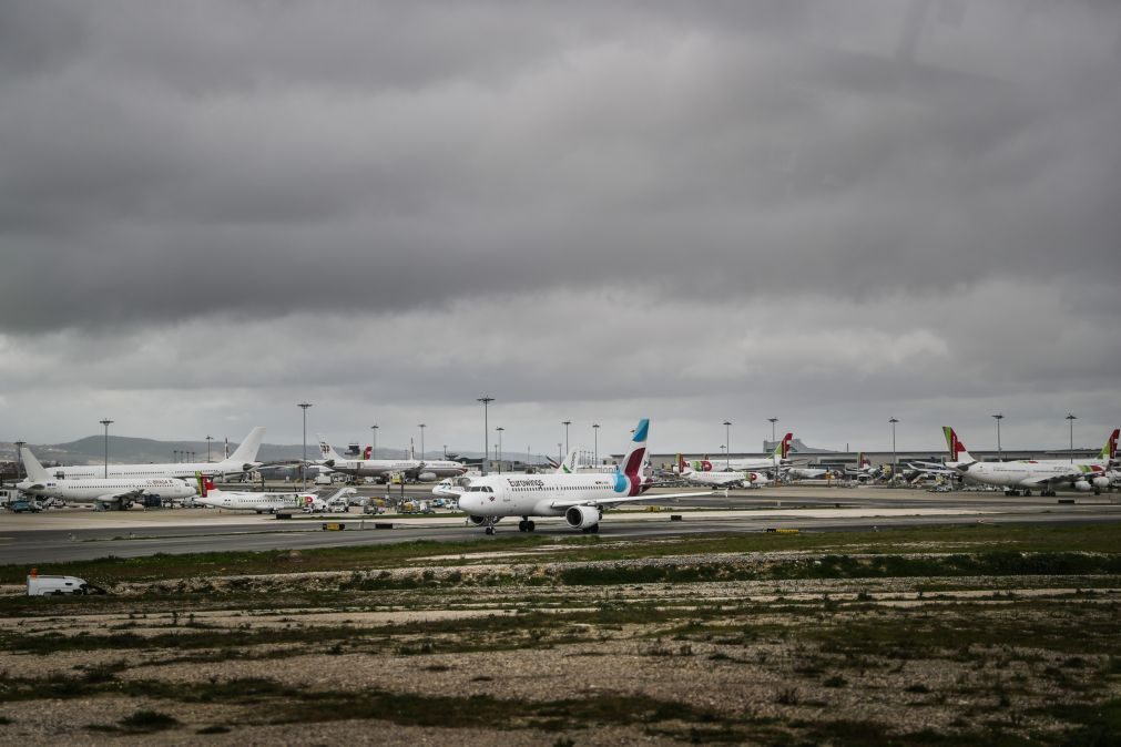 Trabalhadores de limpeza dos aviões no aeroporto de Lisboa em greve na sexta-feira