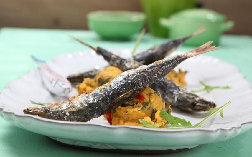 Sardinha com esmagada de batata. Receita para refeições em família