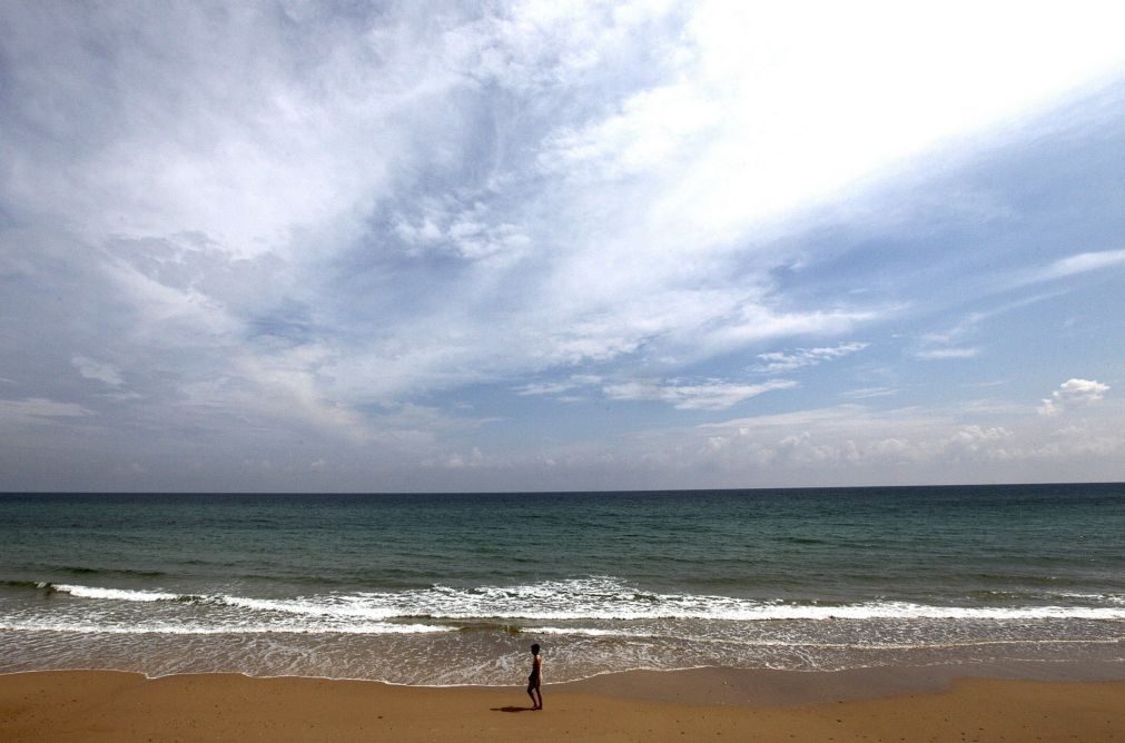 Praia de Santa Cruz interdita a banhos e desportos náuticos