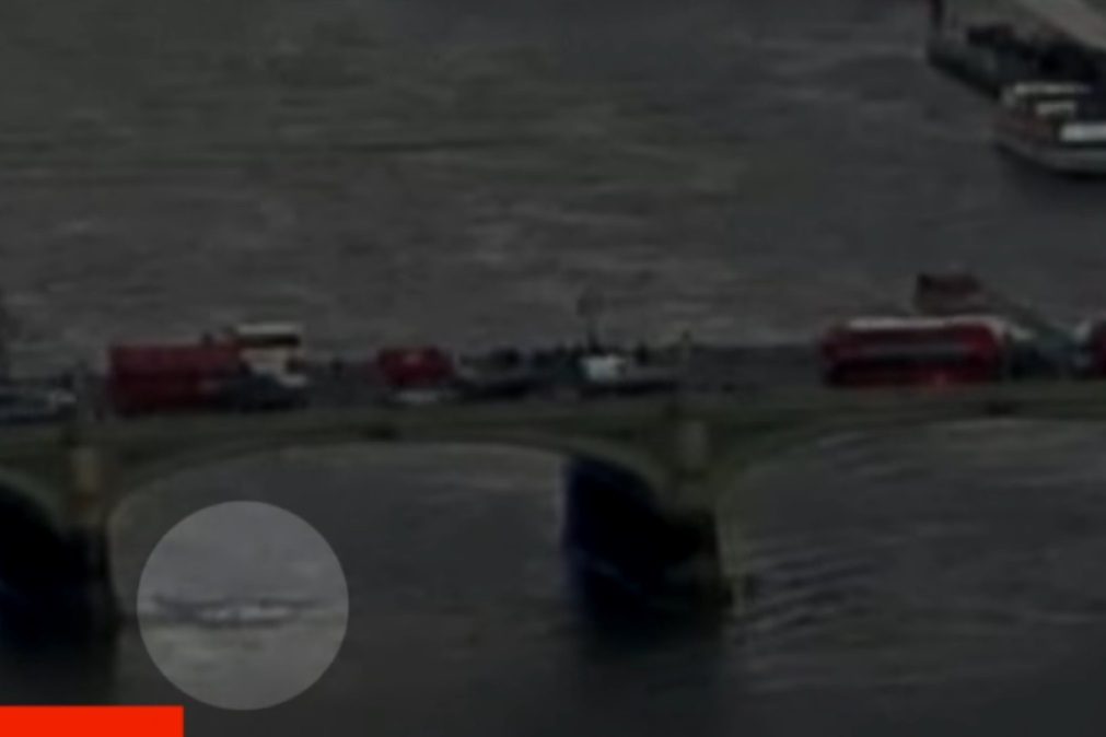 Mulher atirou-se da ponte de Westminster no momento do ataque