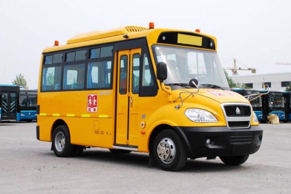 Morreu a criança esquecida 5 horas em autocarro escolar na China