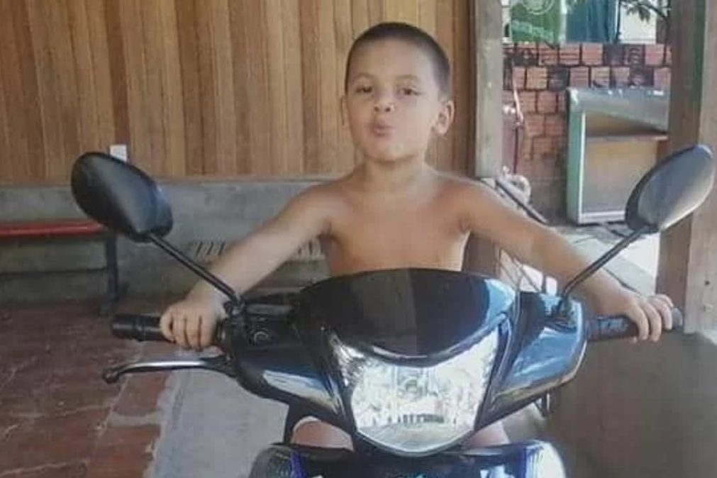 Menino de 8 anos decapitado ainda vivo pela mãe e pela companheira