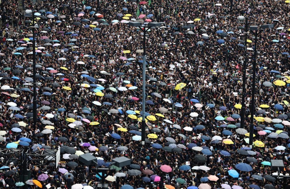 Milhares nas ruas de Hong Kong exigem a cabeça da primeira-ministra Carrie Lam