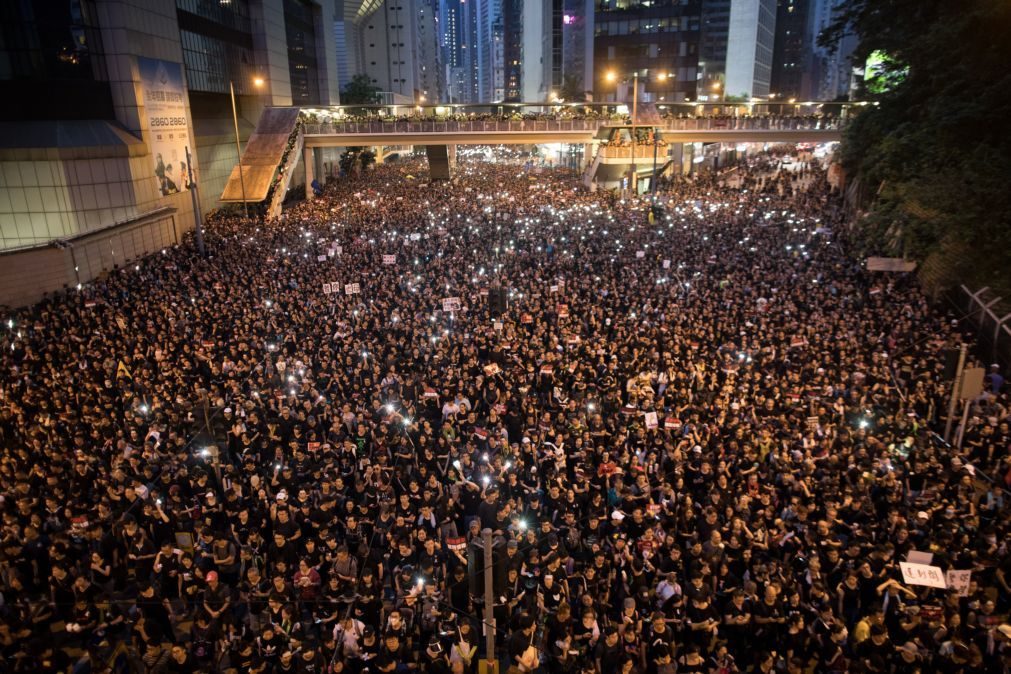 Dois milhões em protesto em Hong Kong na véspera de greve geral