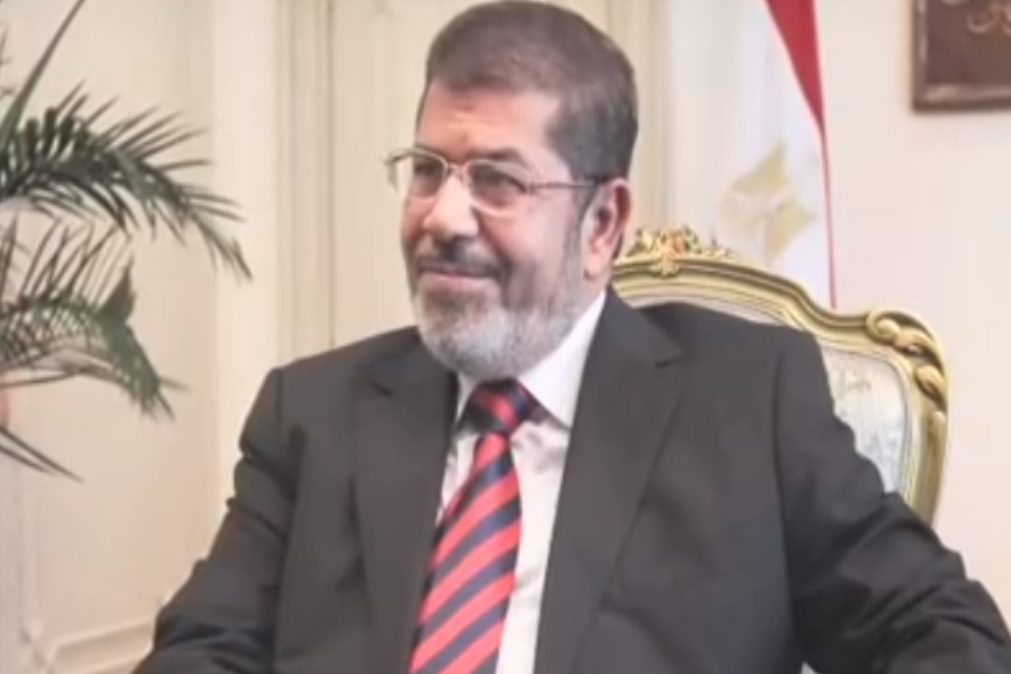 Ex-presidente do Egito Mohammed Morsi morre em tribunal