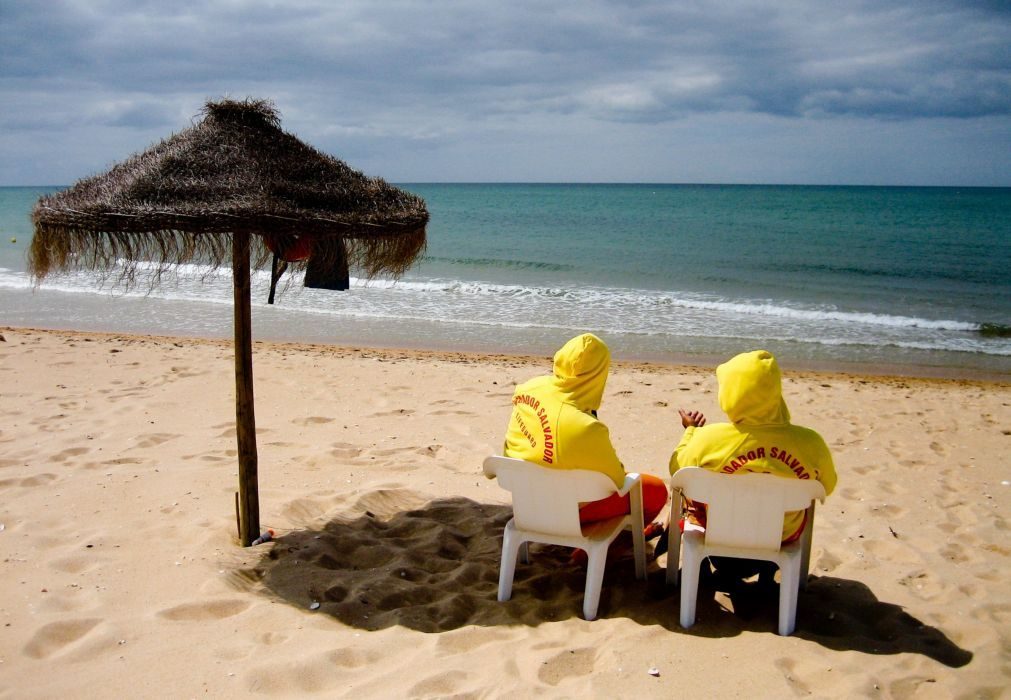 Praia de Faro interdita a banhos devido a bactéria