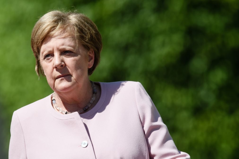 Merkel sente-se mal durante cerimónia com Presidente ucraniano [vídeo]