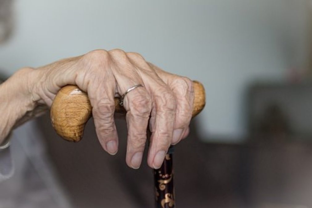 Assistente social filmada a agredir idosa de 101 anos