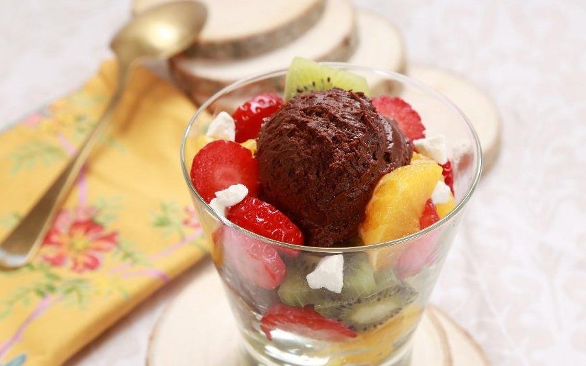 Receita de gelado de chocolate amargo e frutas