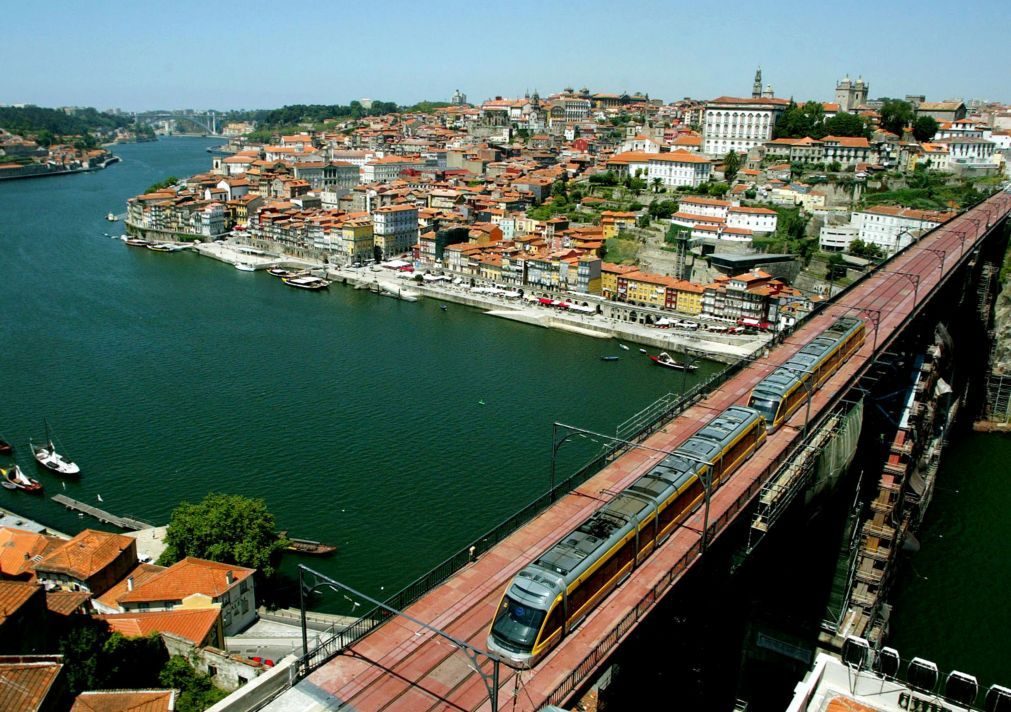 Autocarros em vaivém substituem metro do Porto na travessia do Douro
