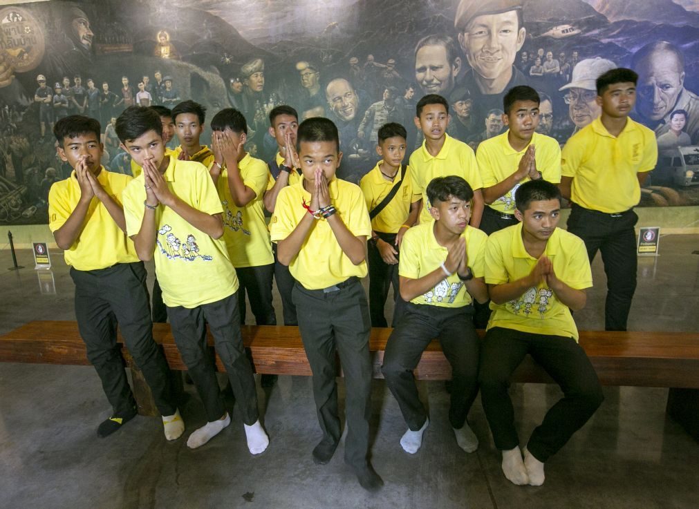 Jovens resgatados de gruta na Tailândia homenageiam mergulhador que morreu