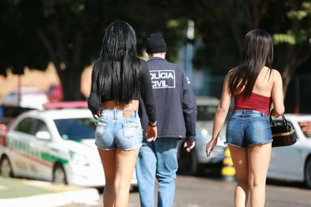 Travestis detidos e acusados de extorquirem clientes após encontros