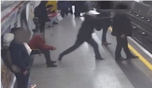 Empurra idoso para linha do metro e acaba condenado a prisão perpétua [vídeo]