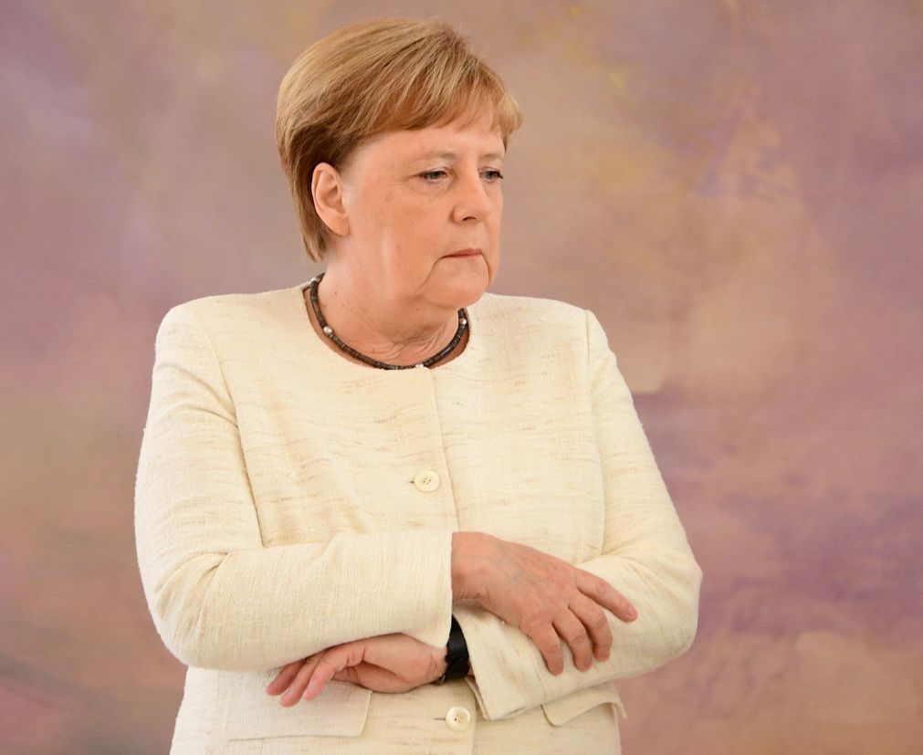 Angela Merkel volta a tremer em cerimónia oficial