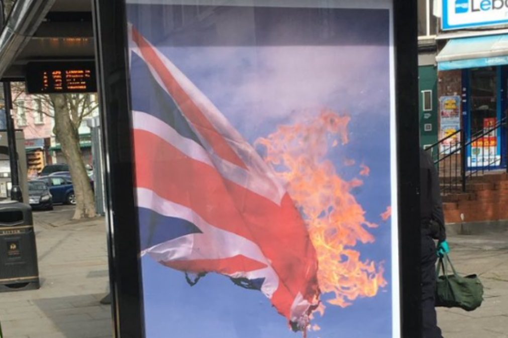 Alerta assustador! Posters com a bandeira do Reino Unido a arder aparecem em Londres