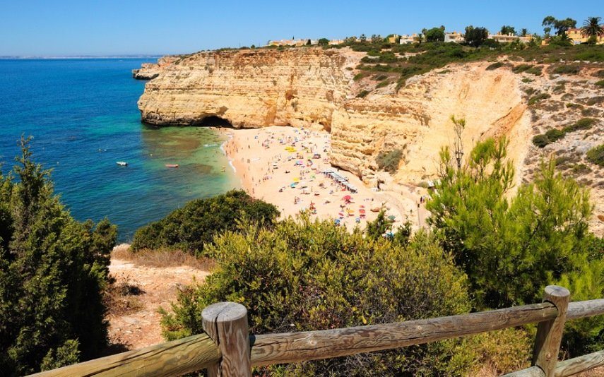 Turista cai de arriba no Algarve ao tentar tirar fotografia