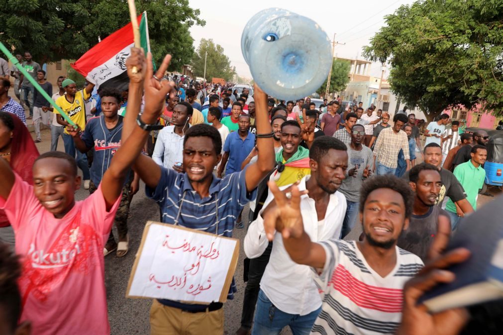 Pelo menos sete mortos e 181 feridos em manifestações no Sudão