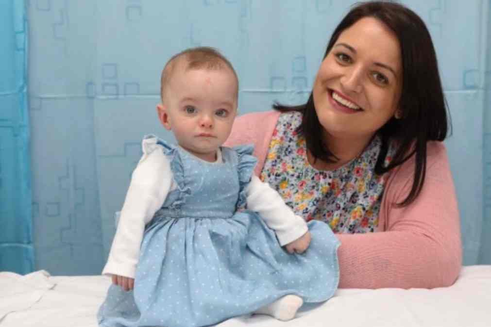 Laura sofreu 13 abortos em dez anos mas técnica inovadora deu-lhe um bebé milagre
