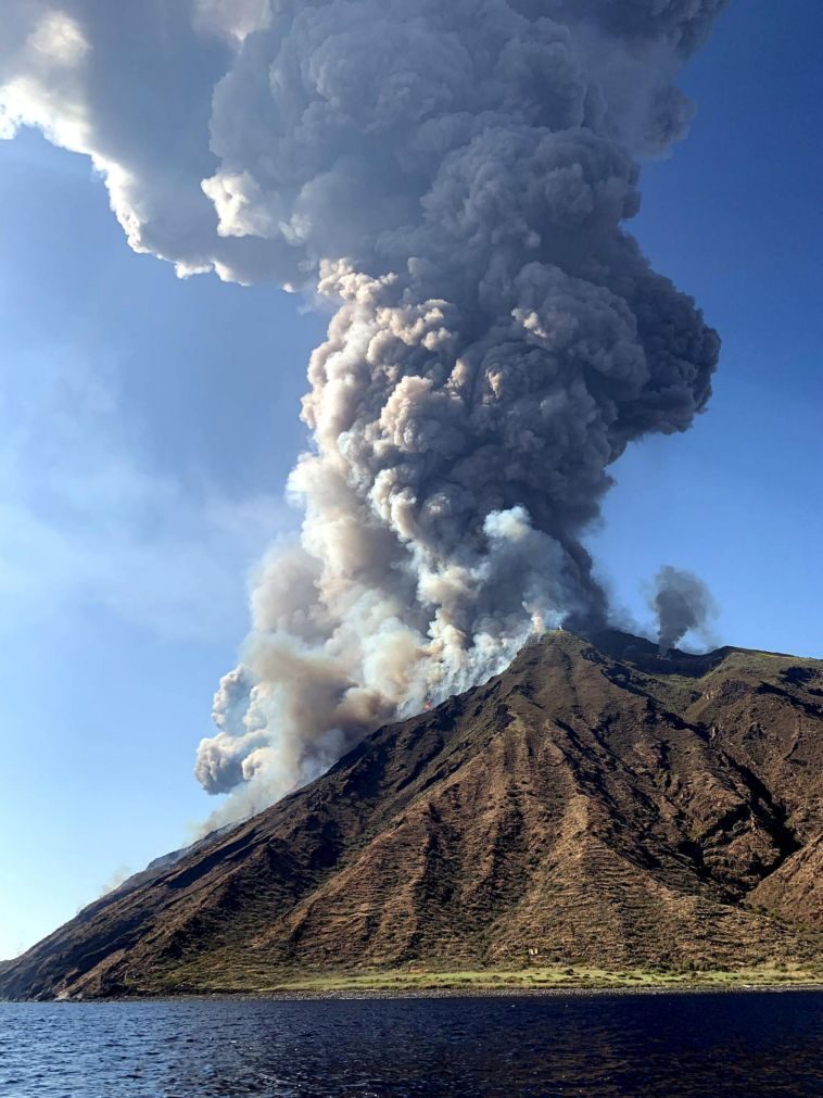 Turistas filmam vídeo inédito da explosão do vulcão Stromboli [vídeo]