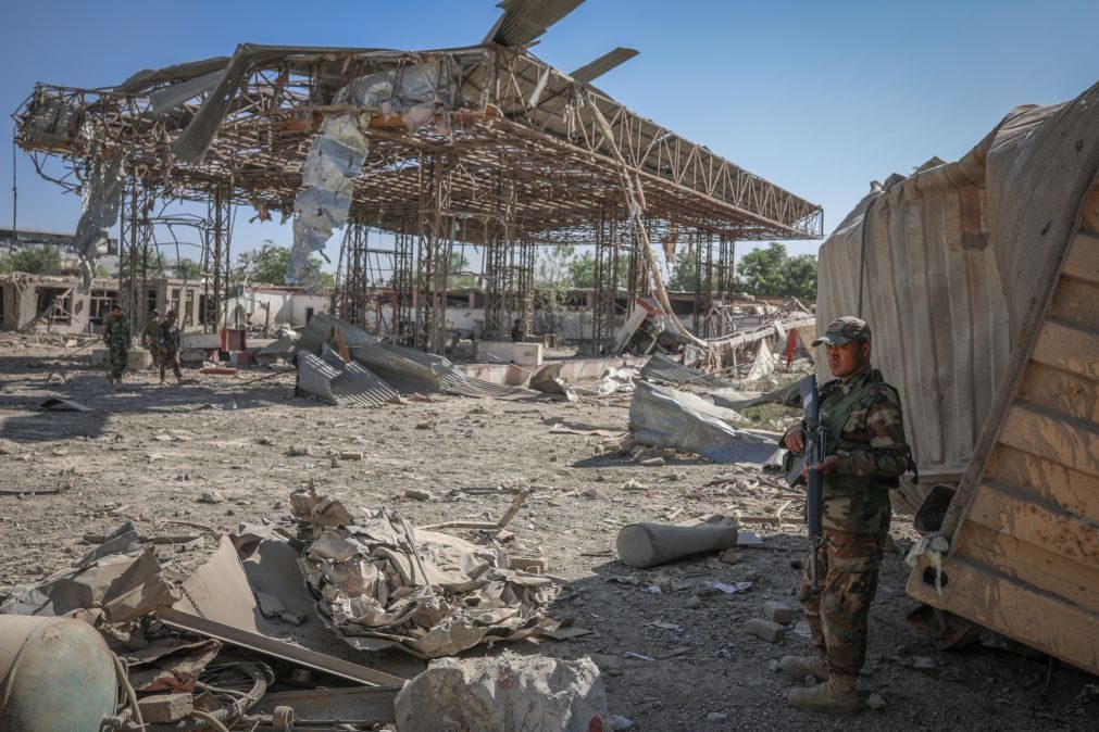 Pelo menos 12 mortos e 73 feridos em ataque com carro-bomba no Afeganistão