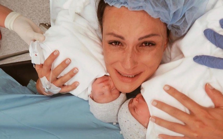 Helena Costa lavada em lágrimas minutos após o parto