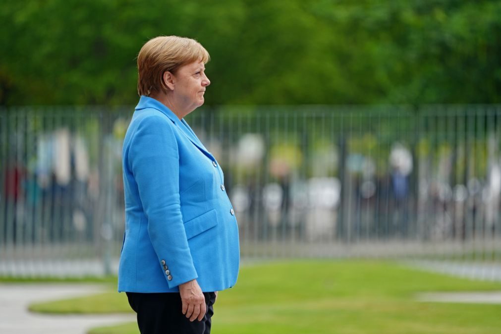 Angela Merkel volta a tremer durante cerimónia oficial. VÍDEO