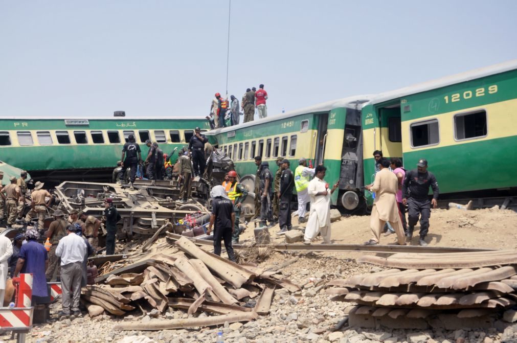 Acidente com 2 comboios faz 20 mortos e 80 feridos no Paquistão