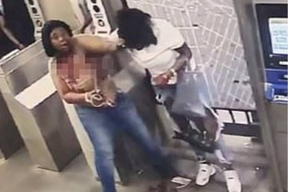 Jovem mata mulher à facada no metro de Nova Iorque [vídeo +18]