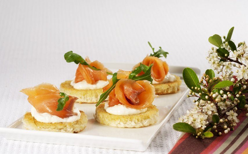 Receita de pãezinhos de salmão fumado e maionese