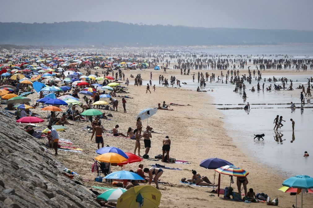 Costa de Caparica sem praias à vez, no verão, para reposição de areia
