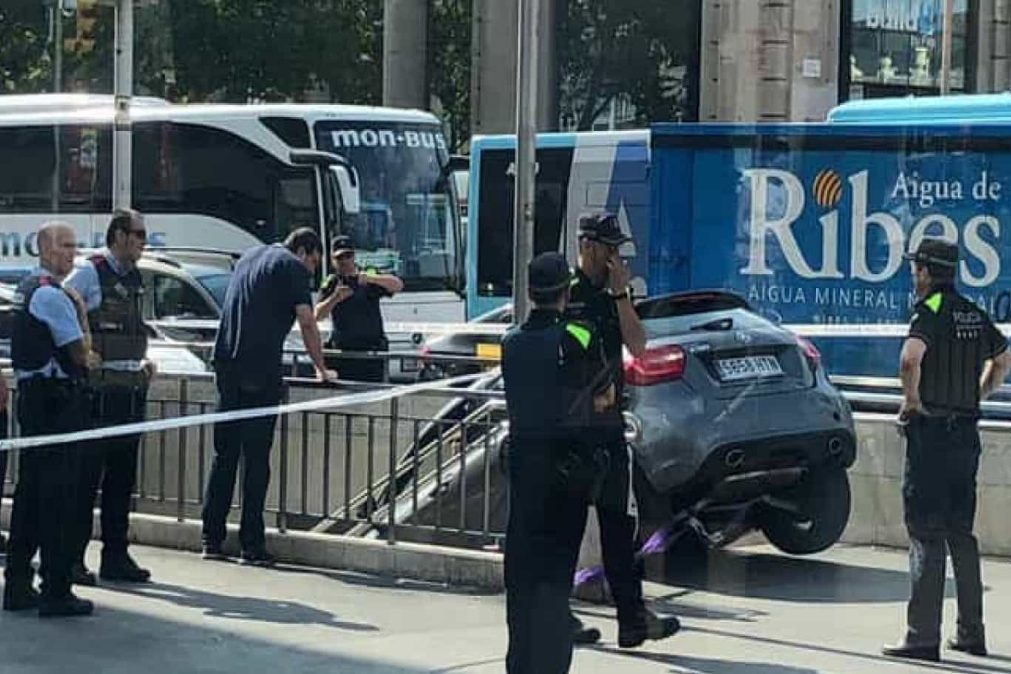 Condutora confunde entrada do metro com parque de estacionamento