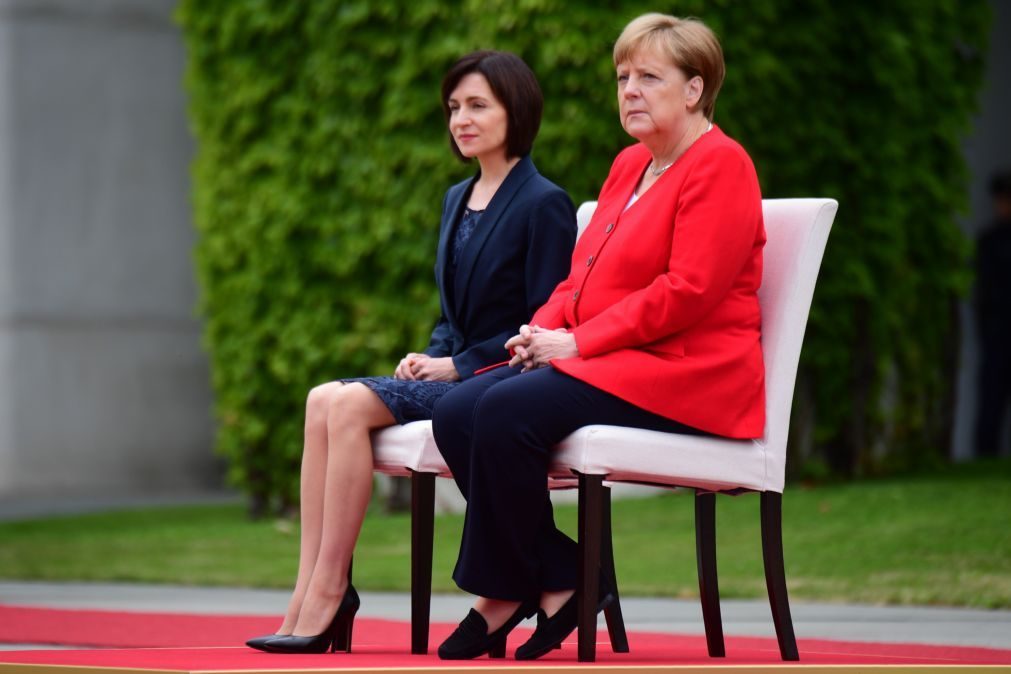 Angela Merkel senta-se pela segunda vez durante honras militares após episódios de tremores [vídeo]