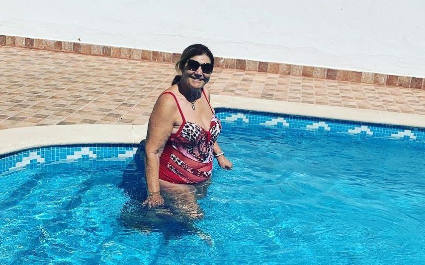Dolores Aveiro De sorriso de orelha a orelha, mãe de Ronaldo toma uma banhoca com os «melhores do mundo»