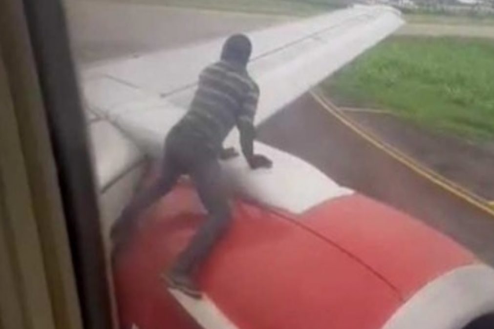 Homem sobe para asa de avião que ia levantar voo [vídeo]